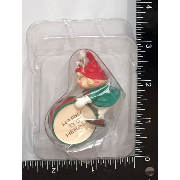 1990 HALLMARK KEEPSAKE ORNAMENT QX446-3 HARK ITS HERALD DRUM ELF - Picture 3 of 6